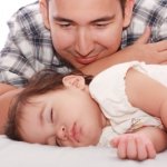 איך לעזור לתינוק לישון לילה שלם רצוף