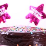 עוגת שוקולד ליום הולדת עם ציפוי מבריק