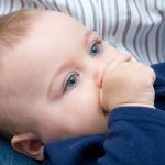 מה עושים כשהתינוק מוצץ אצבע או מכניס ידיים לפה?