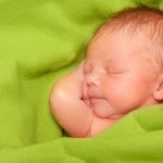 האם להעיר תינוק ישן בשביל לאכול?
