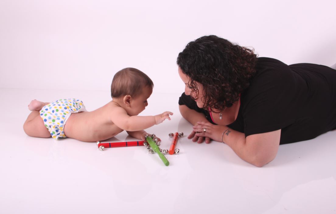 תרגול שליחת ידיים קדימה לקראת זחילה תרגול שליחת ידיים קדימה לקראת זחילה